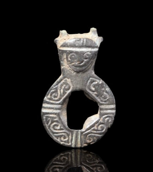 Raro amuleto vichingo in bronzo con decorazioni e probabilmente volto di animale selvatico